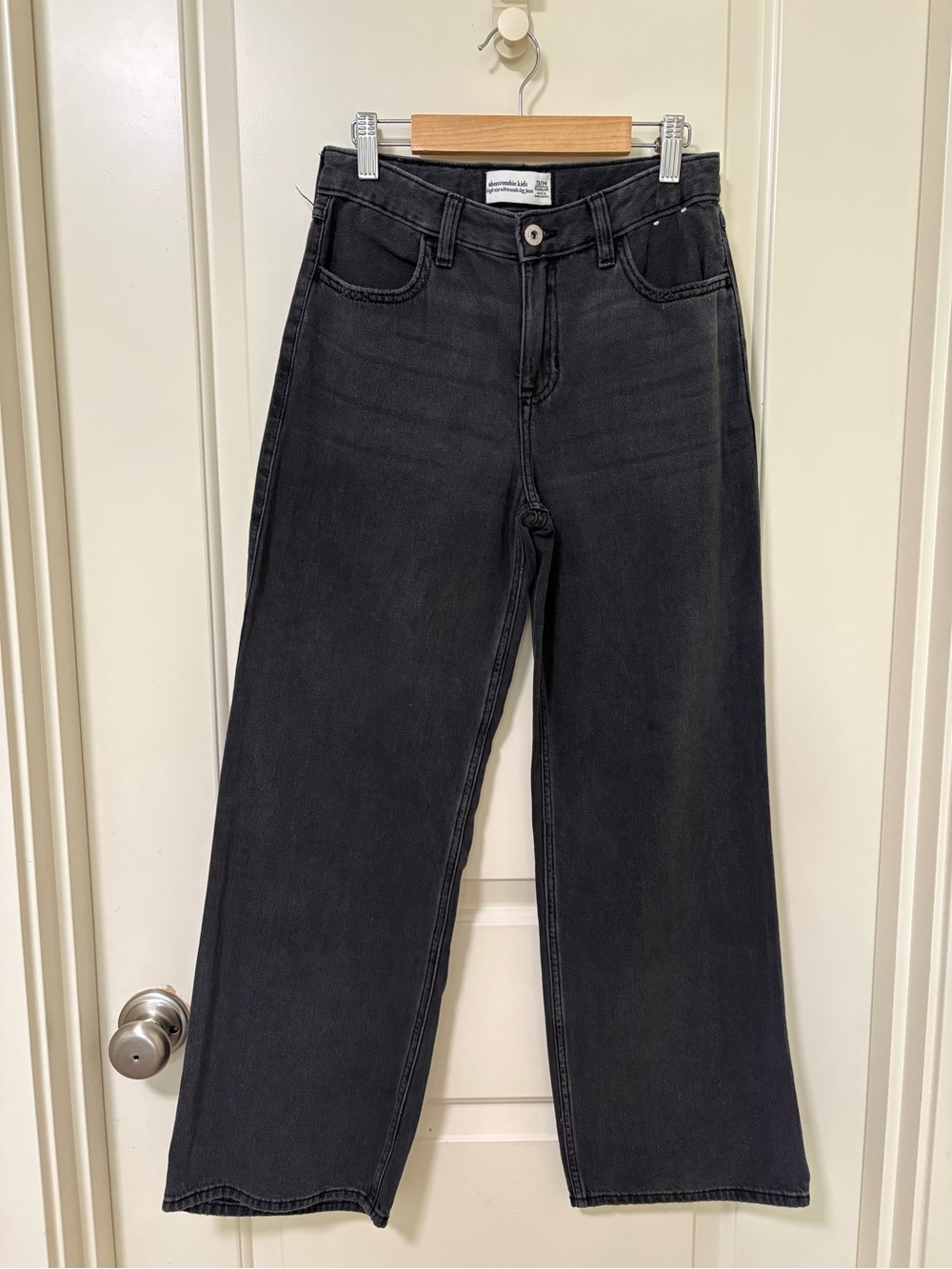 Abercrombie Girls High Rise Mini Mom Jeans 13-14 black. Gently used. No holes